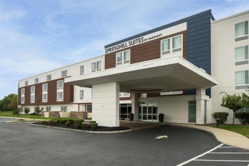 a front view of a hotel with a parking lot at SpringHill Suites by Marriott Voorhees Mt. Laurel/Cherry Hill in Voorhees