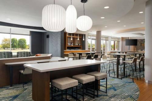 a bar with stools and tables in a restaurant at SpringHill Suites by Marriott Voorhees Mt. Laurel/Cherry Hill in Voorhees