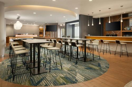 een lobby met een bar met krukken bij SpringHill Suites by Marriott Voorhees Mt. Laurel/Cherry Hill in Voorhees