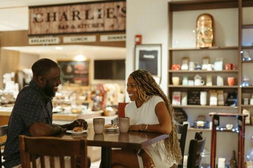 een man en een vrouw zitten aan een tafel in een restaurant bij Courtyard by Marriott Lake George in Lake George