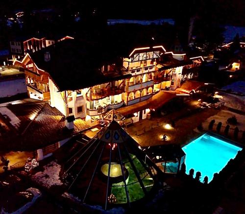 een bovenaanzicht van een gebouw met een zwembad bij Renè Dolomites Boutique Hotel in Pozza di Fassa