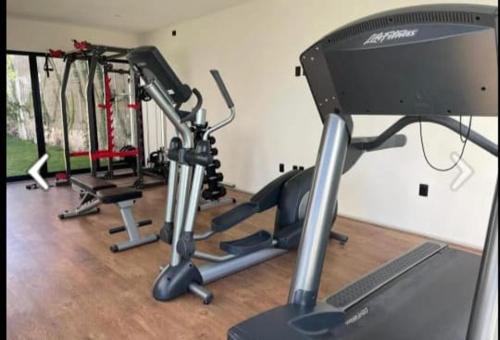 een sportschool met meerdere hometrainers en een computermonitor bij Marbe in San Miguel de Allende