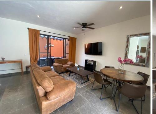 een woonkamer met een bank en een tafel bij Marbe in San Miguel de Allende