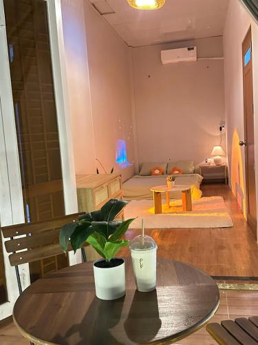 un tavolo con una pianta in vaso in cima a una stanza di HuếDuo Homestay a Thôn Trường Giang