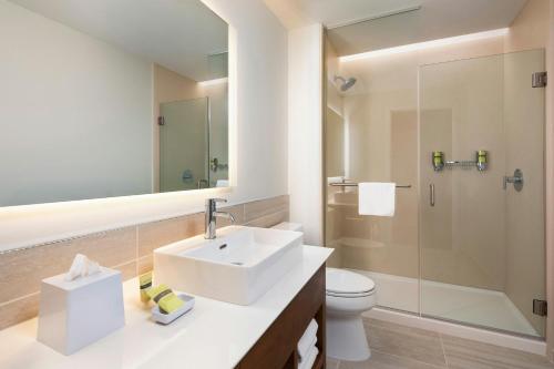 Et badeværelse på Element Minneapolis Downtown North Loop