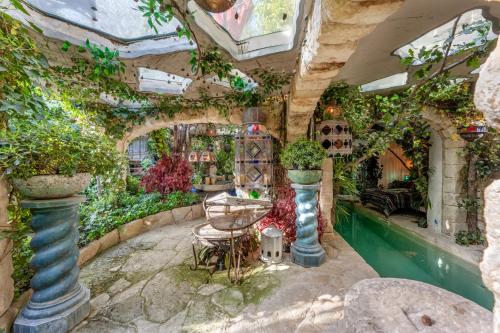un giardino interno con piscina e piante di Rock House Pool & Authentic 17th-Century Home a Goult