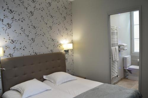 - une chambre avec un lit et une salle de bains dans l'établissement La Marande, à Montbellet