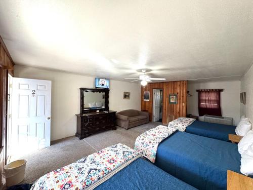 een slaapkamer met twee bedden en een flatscreen-tv bij Parkview Lodge & Cabins in Newland