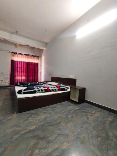 une chambre avec un lit dans une pièce avec une fenêtre dans l'établissement Havemore home stay, à Solan