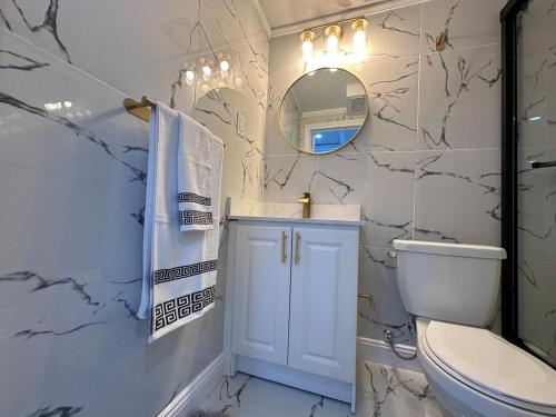 Koupelna v ubytování Spacious 2 Bedroom, 1 Bathroom Luxury Apartment