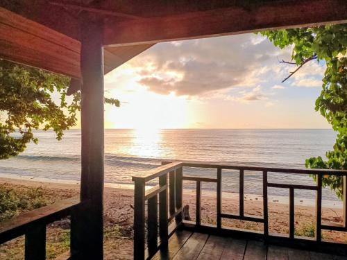 eine Veranda mit Meerblick in der Unterkunft LOwayalailaiSTAY in Wayasewa Island