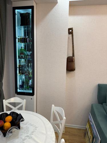 a room with a table and a glass case with drinks at У Эльмана in Sumqayyt