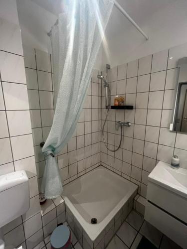 Et badeværelse på Citynahes modernes Apartment