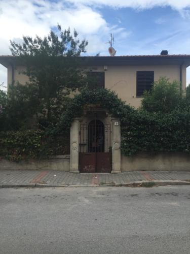 a house with a door with ivy growing on it at La Casetta DI Luciano in Foligno