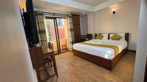 una camera da letto con un letto e una TV a schermo piatto di Hotel Everest Nepal a Kathmandu