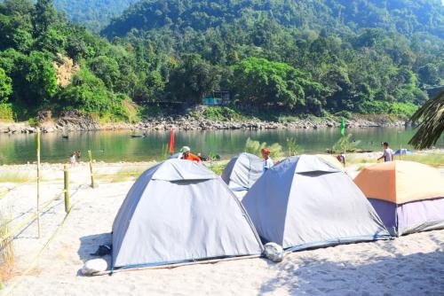 Gallery image of Gil's Ryngksai Riverside Camping in Dawki