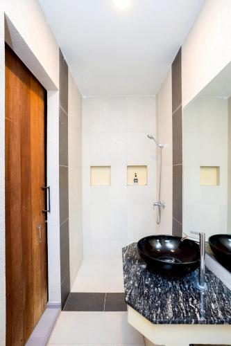 a bathroom with two sinks and a shower at Le Villa Huahin in Hua Hin