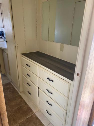 een kast met een witte ladekast met een spiegel bij Park Model Furnished #5 in Tucson