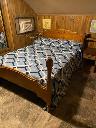 een slaapkamer met een bed in een kamer bij Park Model Furnished #5 in Tucson