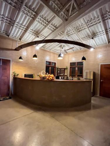 - une grande cuisine avec un comptoir dans une pièce dans l'établissement Legato House, à Talpe