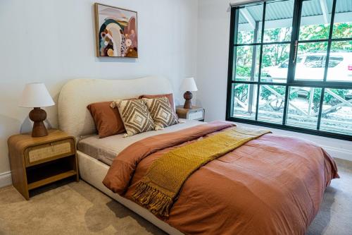 een slaapkamer met een bed en een groot raam bij Three Brothers Orchard in Oakbank