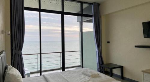 En eller flere senge i et værelse på Phala Shore Resort