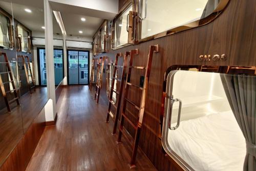 een kamer met een rij planken in een boot bij The Rich Cafe & Hostel in Pattaya South