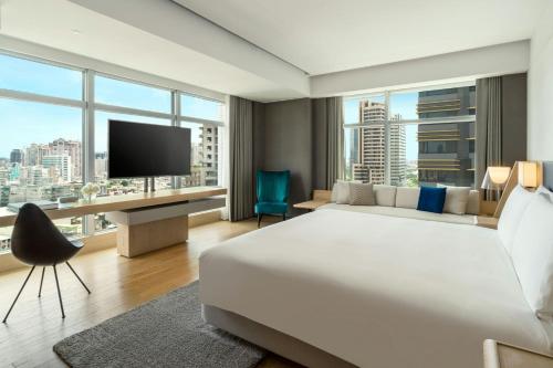 Postel nebo postele na pokoji v ubytování THE AMNIS, a Luxury Collection Hotel, Kaohsiung