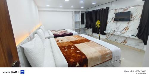 En eller flere senge i et værelse på HAZRATH INN