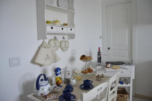 a kitchen with a table with blue and white dishes at Il Rifugio dell'Ingegnere in Casamassima