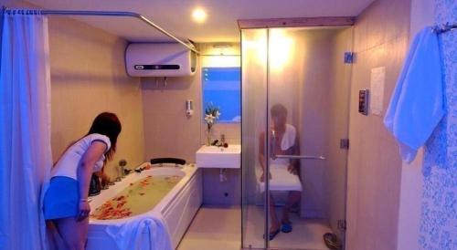 Et badeværelse på Blue Beach Hotel Danang