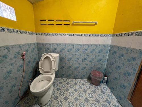 Phòng tắm tại Ja Mia's Bungalow at Pasai Beach