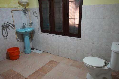 ein Badezimmer mit Toilette und Waschbecken in der Unterkunft Himalaya View Resort in Mukteswar