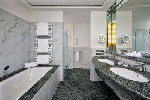 Koupelna v ubytování Louis C Jacob, Hamburg, Autograph Collection