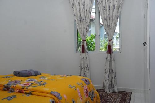 En eller flere senge i et værelse på Sally House 2