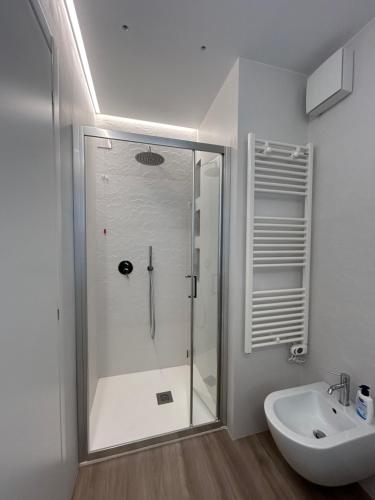 a bathroom with a shower and a sink at Brezza di mare home con garage in Civitanova Marche