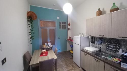 une cuisine avec un réfrigérateur et une table à l'intérieur dans l'établissement Montereale holiday house, à Monreale