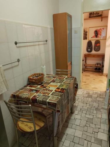 Stanza matrimoniale comoda, a 5 minuti a piedi dalla Metro, perfetta per muoversi a Milano
