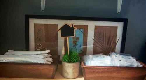 een slaapkamer met een bed met een schilderij aan de muur bij Lay Sea and Beach Hotel in Ban Hat Chao Samran