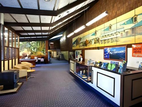 eine Lobby eines Restaurants mit einer Theke und Stühlen in der Unterkunft Discovery Countrytime Hotel Omarama in Omarama