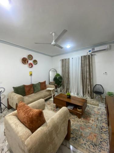 ein Wohnzimmer mit Sofa und Tisch in der Unterkunft Casa Bellah Sunrise in Watamu