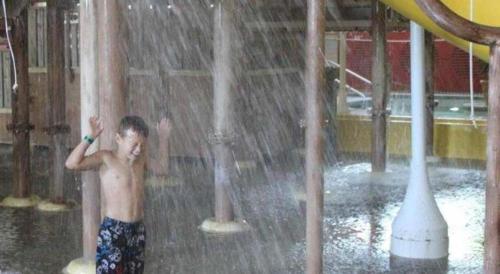 een jongetje in een fontein bij Tan-Tar-A Estates in Damsel