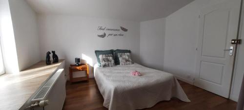 En eller flere senge i et værelse på Maison tout confort 6 personnes - 3 chambres -