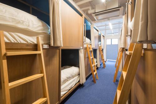 Tokyo Guest House Itabashi-juku tesisinde bir ranza yatağı veya ranza yatakları