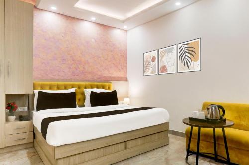 En eller flere senge i et værelse på Super Townhouse Eden Garden Zirakpur