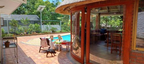 een huis met een zwembad en een patio bij Benguela B&B in Richards Bay
