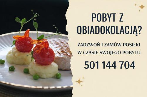 een flyer voor een restaurant met eten op een bord bij Willa Marianna in Lądek-Zdrój