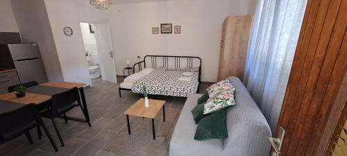 een woonkamer met een bank en een tafel bij Vela Vrata in Cres