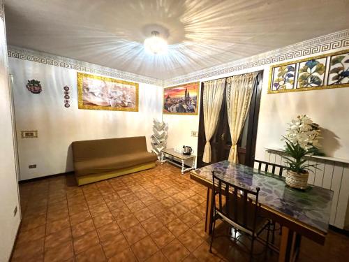 een woonkamer met een tafel en een bank bij Al glicine in Lovere