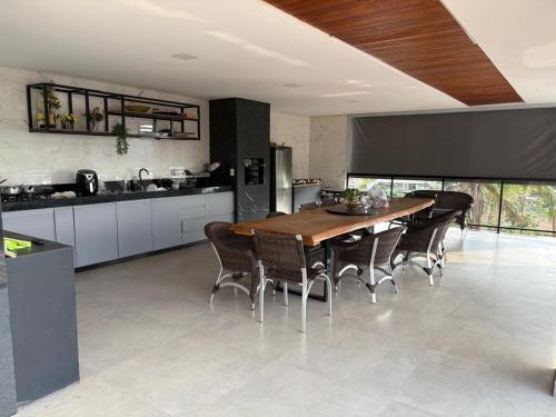 une cuisine avec une table et des chaises en bois dans l'établissement Il laghetto di Lorenzo, à Contagem
